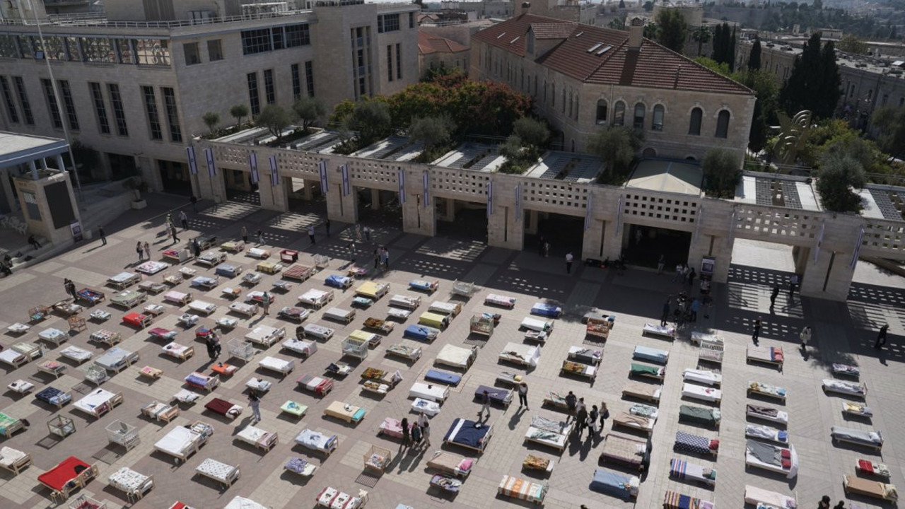 Gazze'deki İsrailli esirler için boş yataklarla sergi düzenlendi
