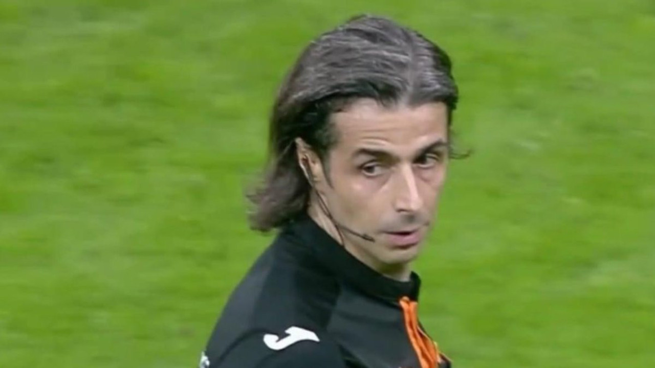 Sahanın en havalı ismi Mete Kalkavan'dı. Saçları Rapunzel gibiydi. Koşunca Varan Turizmin logosu gibi oluyordu