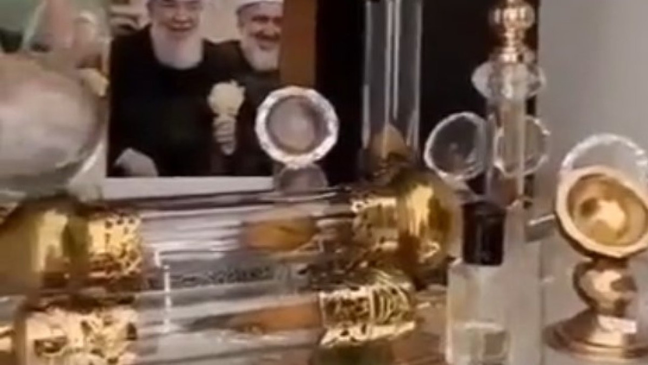 Gerçek Sakal-ı Şerifse Menzil tarikatına nasıl geldi. Menzil tarikatında çekilen videoda Sakal-ı Şerif'in sallanması gündem oldu