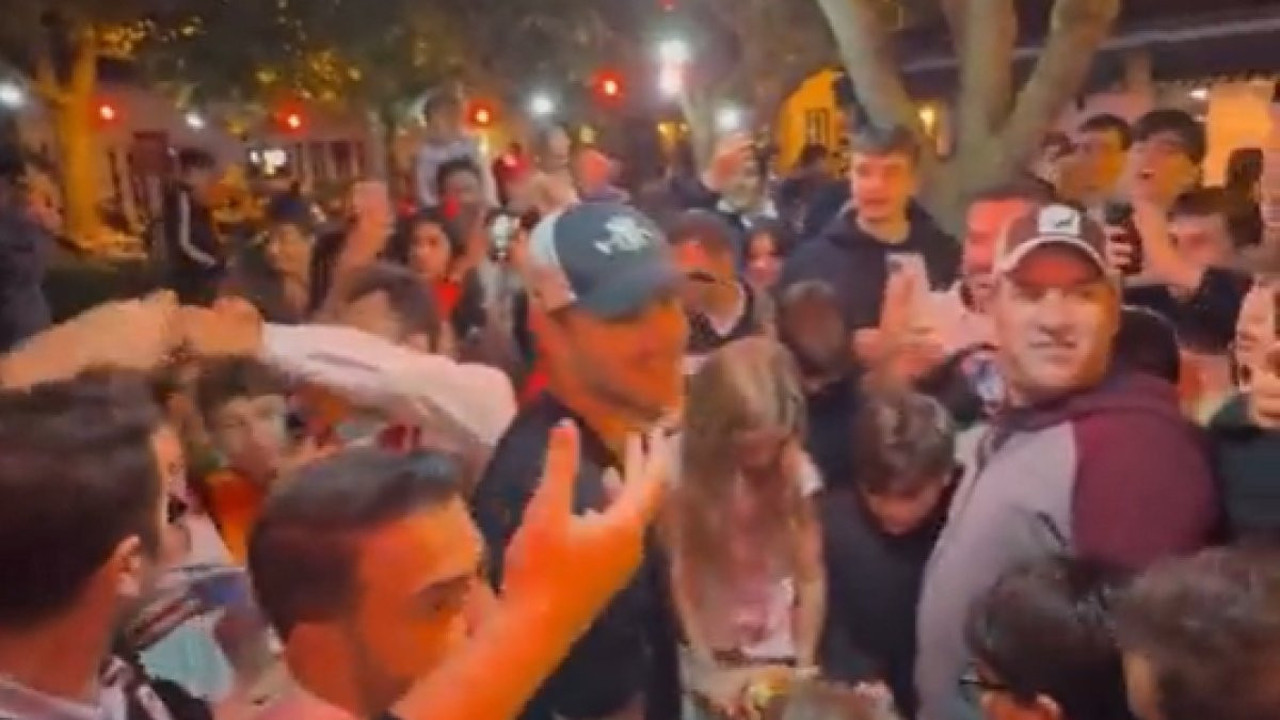 Icardi çocuklara şeker dağıttı. Cadılar bayramını komşularıyla kutladı