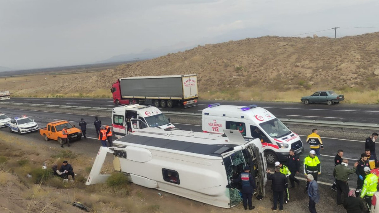 Kayseri'de yolcu midibüsü devrildi! Çok sayıda yaralı var…