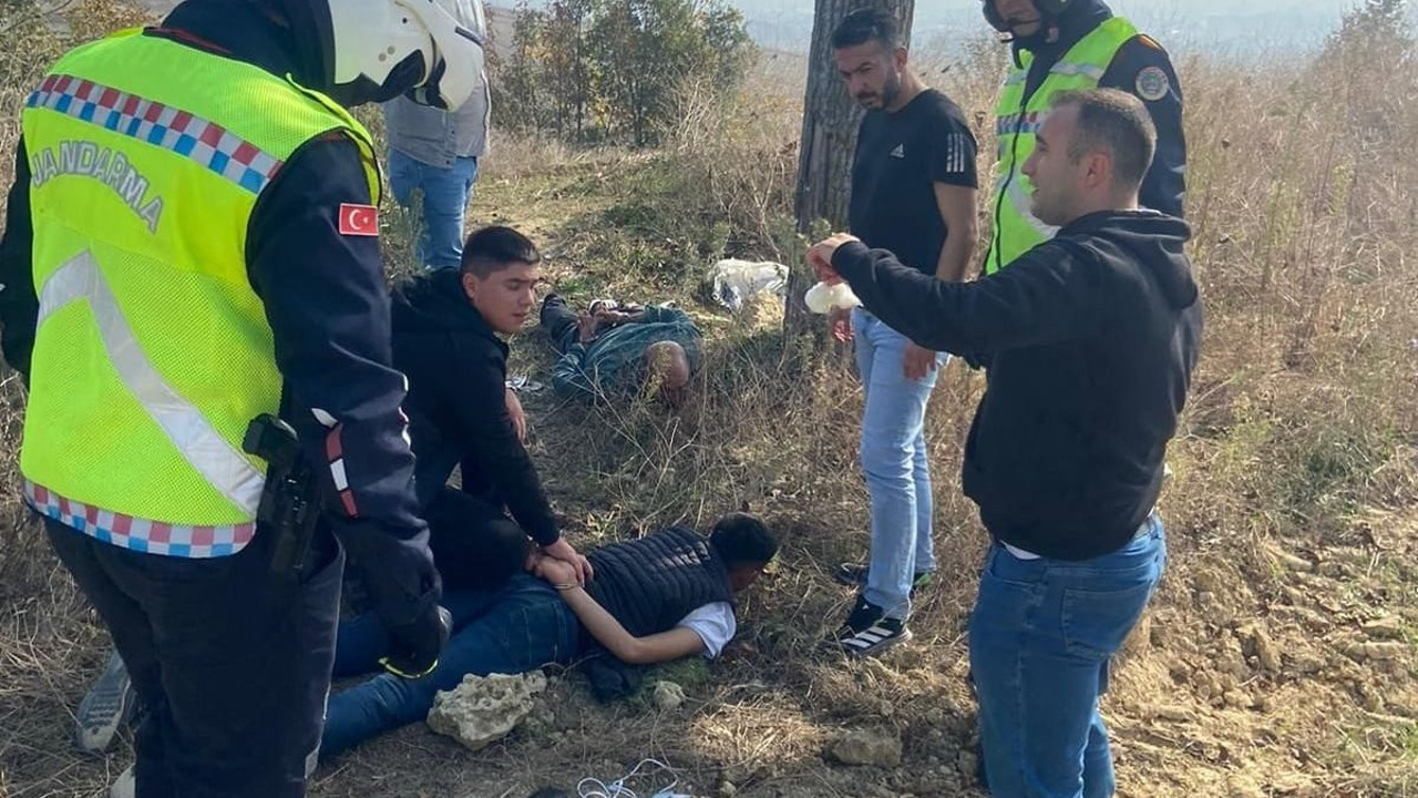 Tarlada uyuşturucu satarken yakalandılar