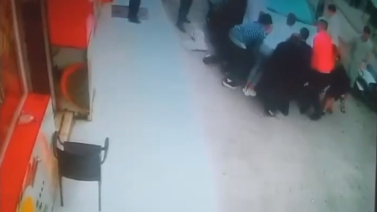 Korkunç kaza kamerada. Şakalaşan çocuklar otomobilin altında kaldı