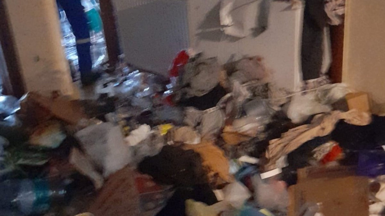 Silivri’de bir evden 4 kamyon çöp çıktı