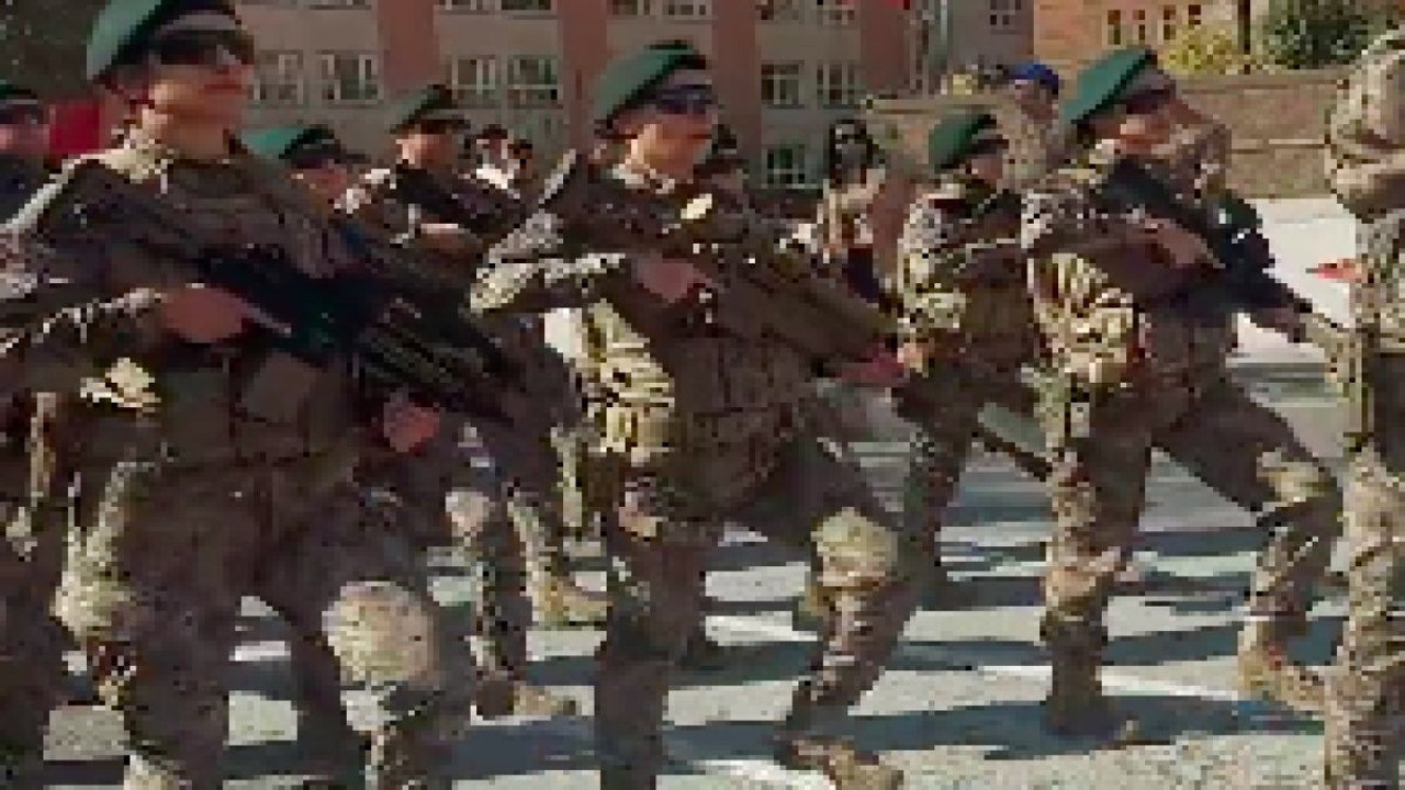 Jandarma ve Polislerin yürüyüş farkı tartışma konusu oldu