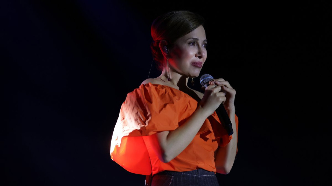 Zuhal Olcay gözyaşlarına boğuldu. "Bu dünyada insanlar acı çekiyor"