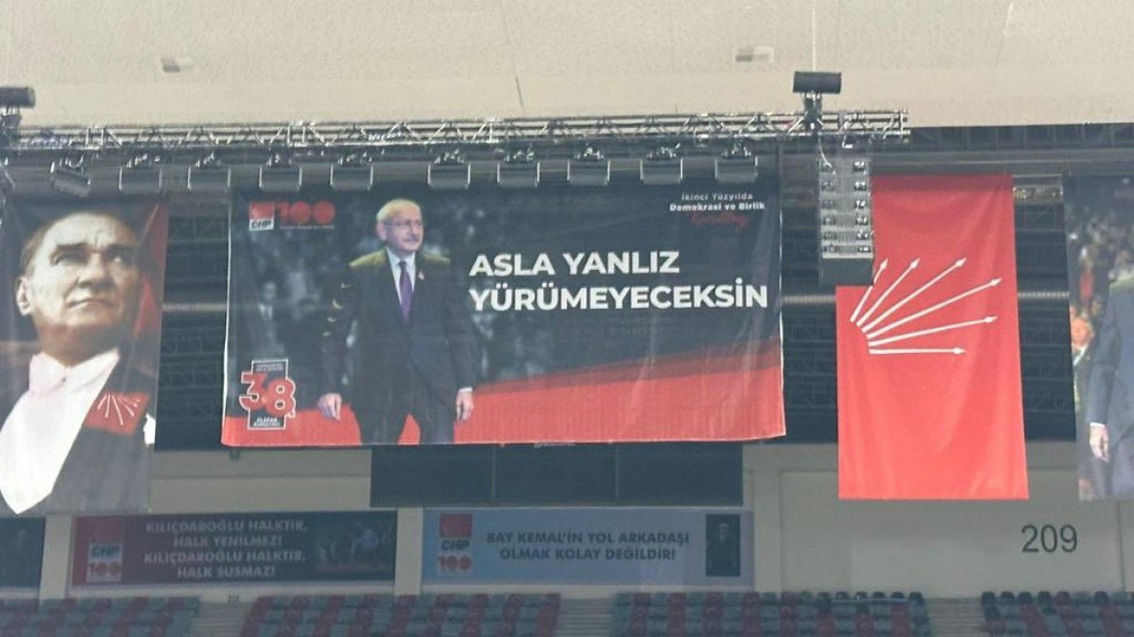 CHP'nin kurultay salonunda Türkçe katliamı. Bu pankartı hiçbir CHP'li görmedi mi