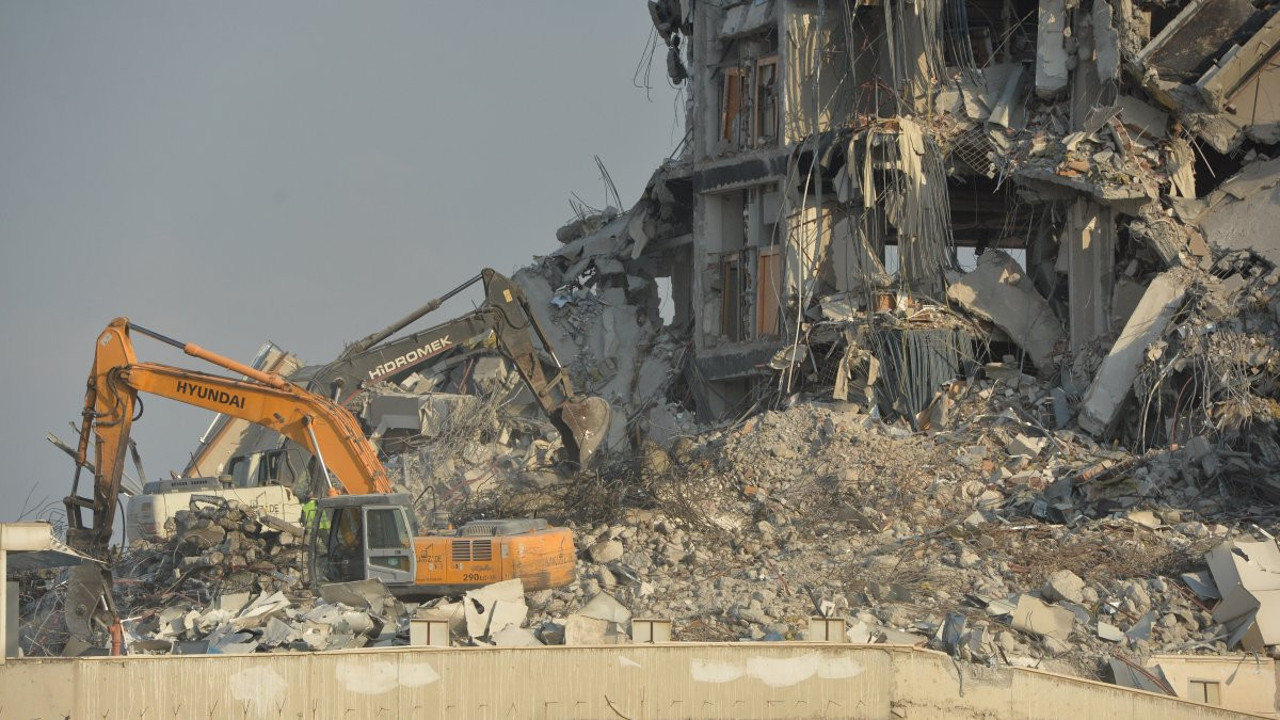 Kahramanmaraş'ta ağır hasarlı binaların yıkımı sürüyor