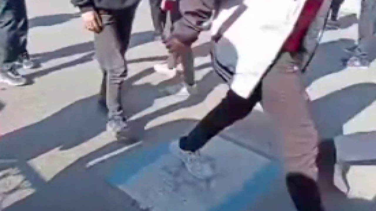 Çocuklar yere çizdikleri İsrail bayrağının üzerinde tepindi