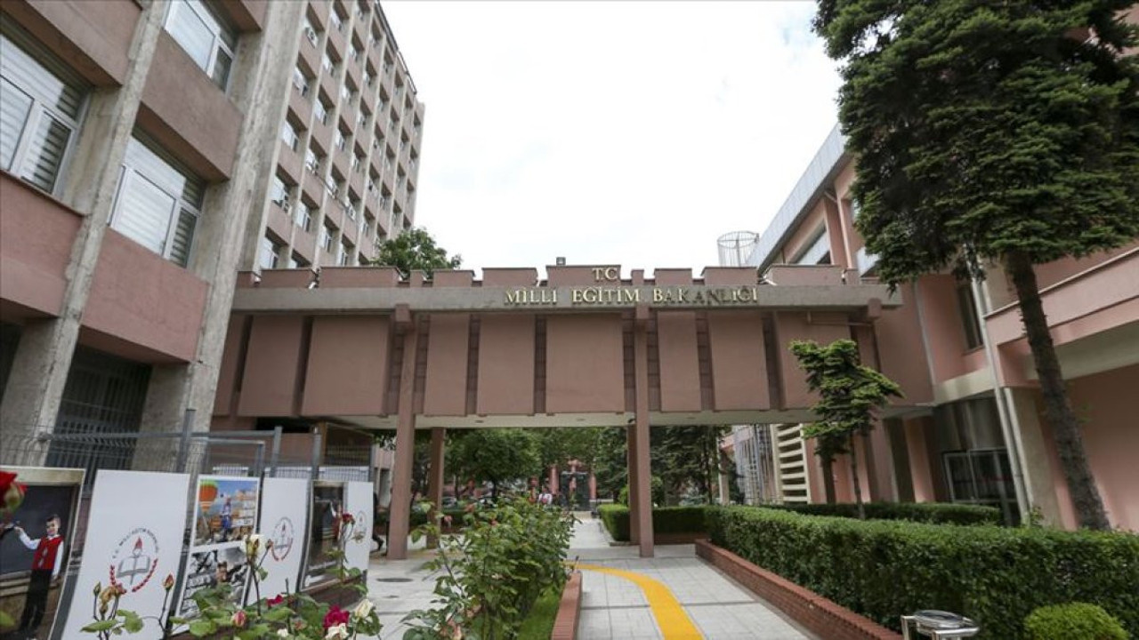 Bu okulu bitiren iş aramadan çalışmaya başlıyor. Bakanlık İstanbul’da yeni lise açıyor