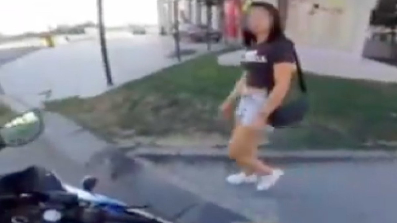 Motorlu genç yoldan geçen kadını taciz etti. Bahanesi pes dedirtti!