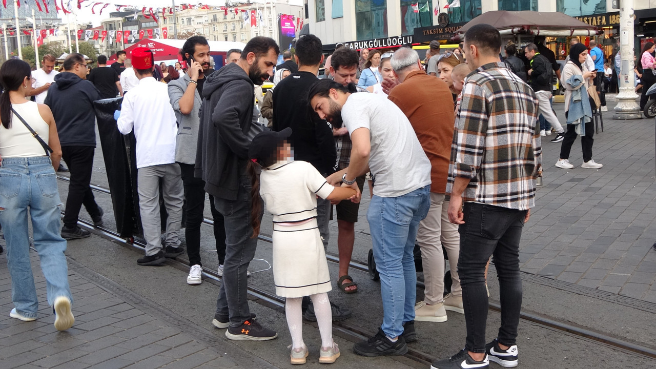 Taksim'de turistlerin çantasını çalan 10 yaşındaki kız suçüstü yakalandı