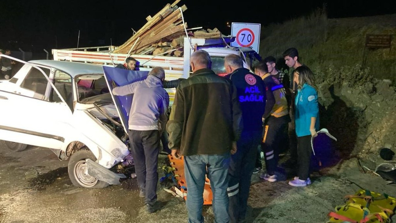 Adıyaman'da otomobil kamyonetle çarpıştı: 2 yaralı