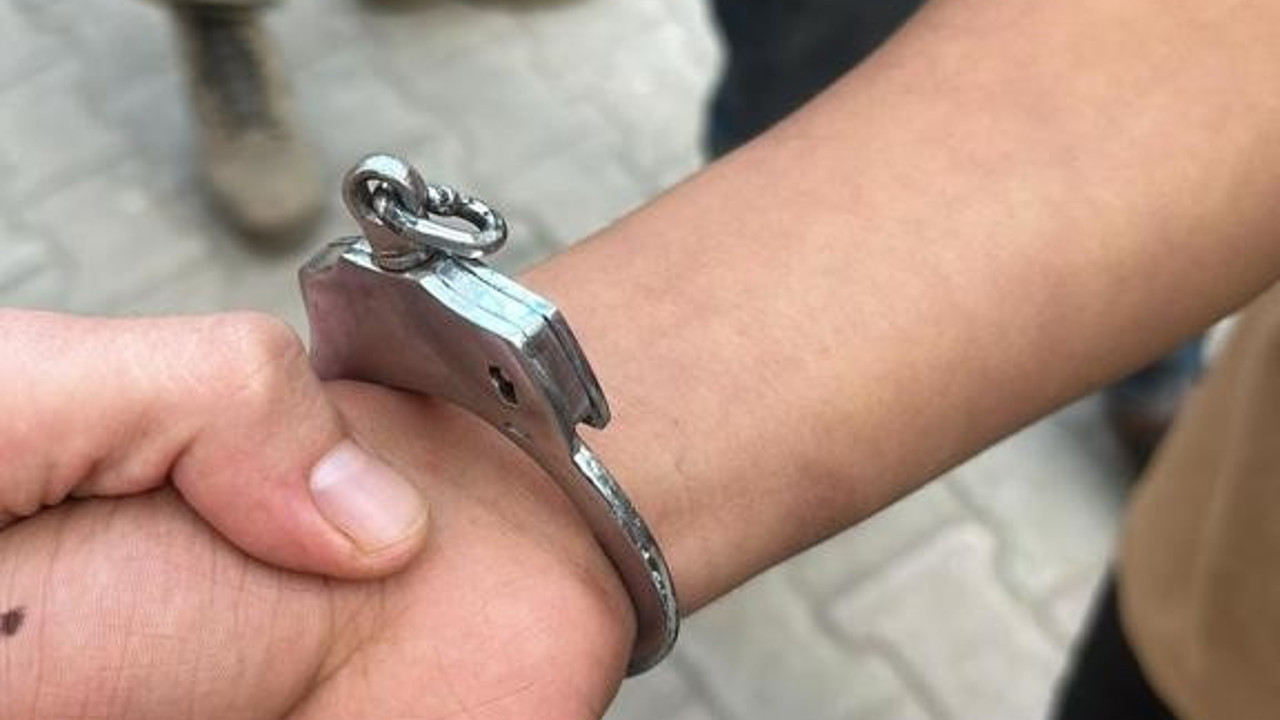 Önce kendini kelepçeledi sonra yardım istedi