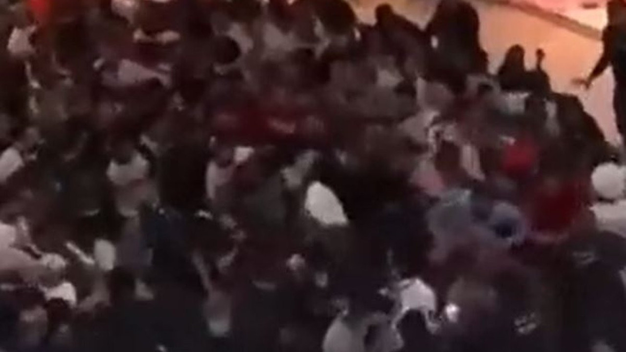 Iphone 15 almak için birbirlerini ezdiler