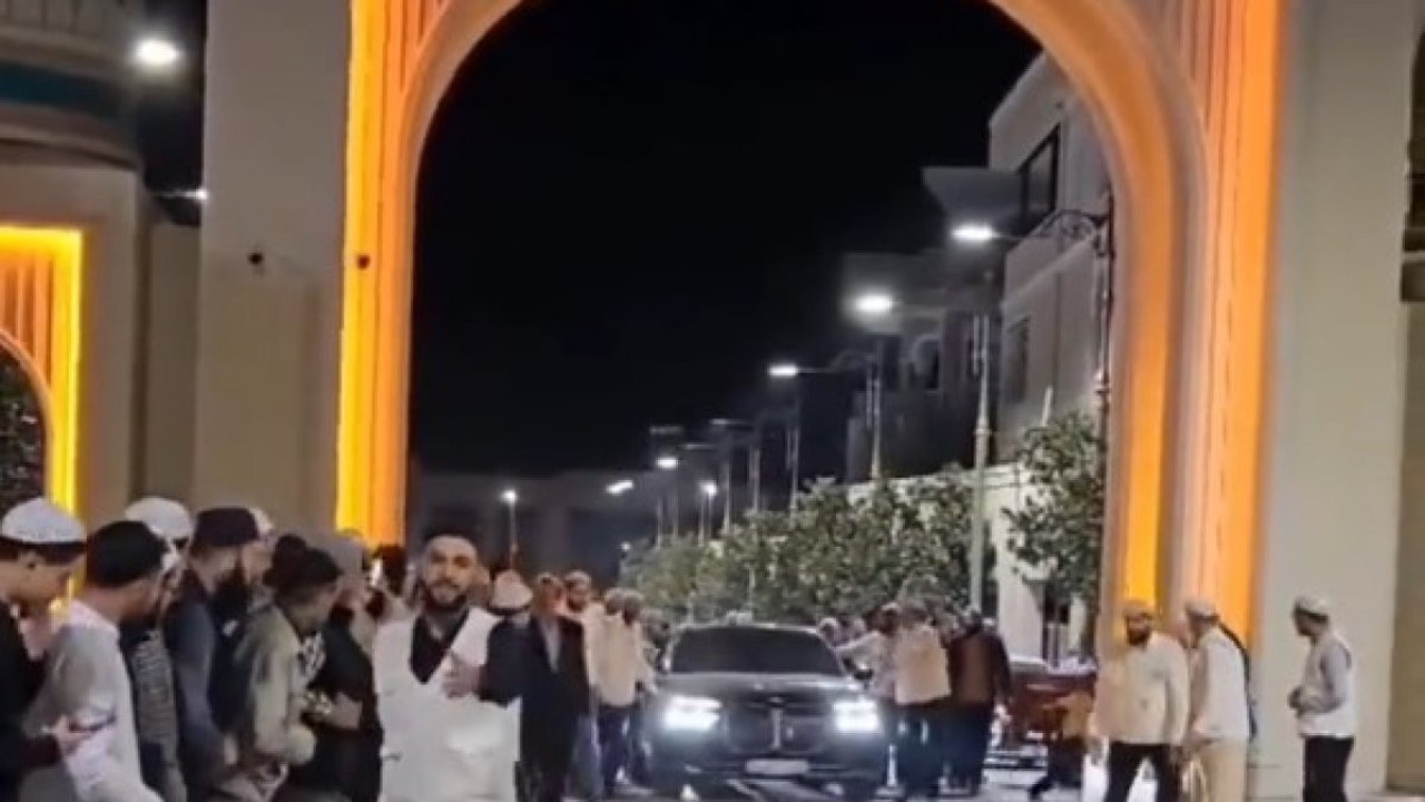 Menzil şeyhinin lüks aracıyla geçit töreni. Müritleri 12 milyon liralık aracının etrafını sardı