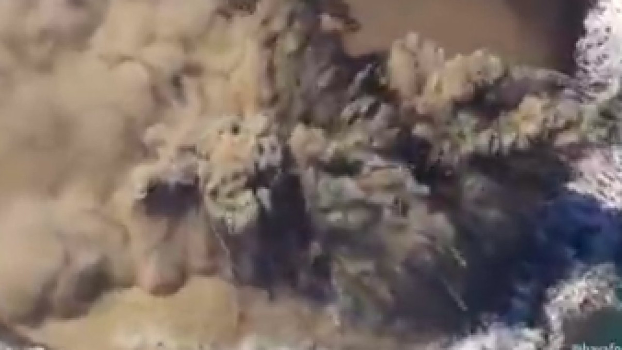 Denizin altındaki volkanik dağ patladı.