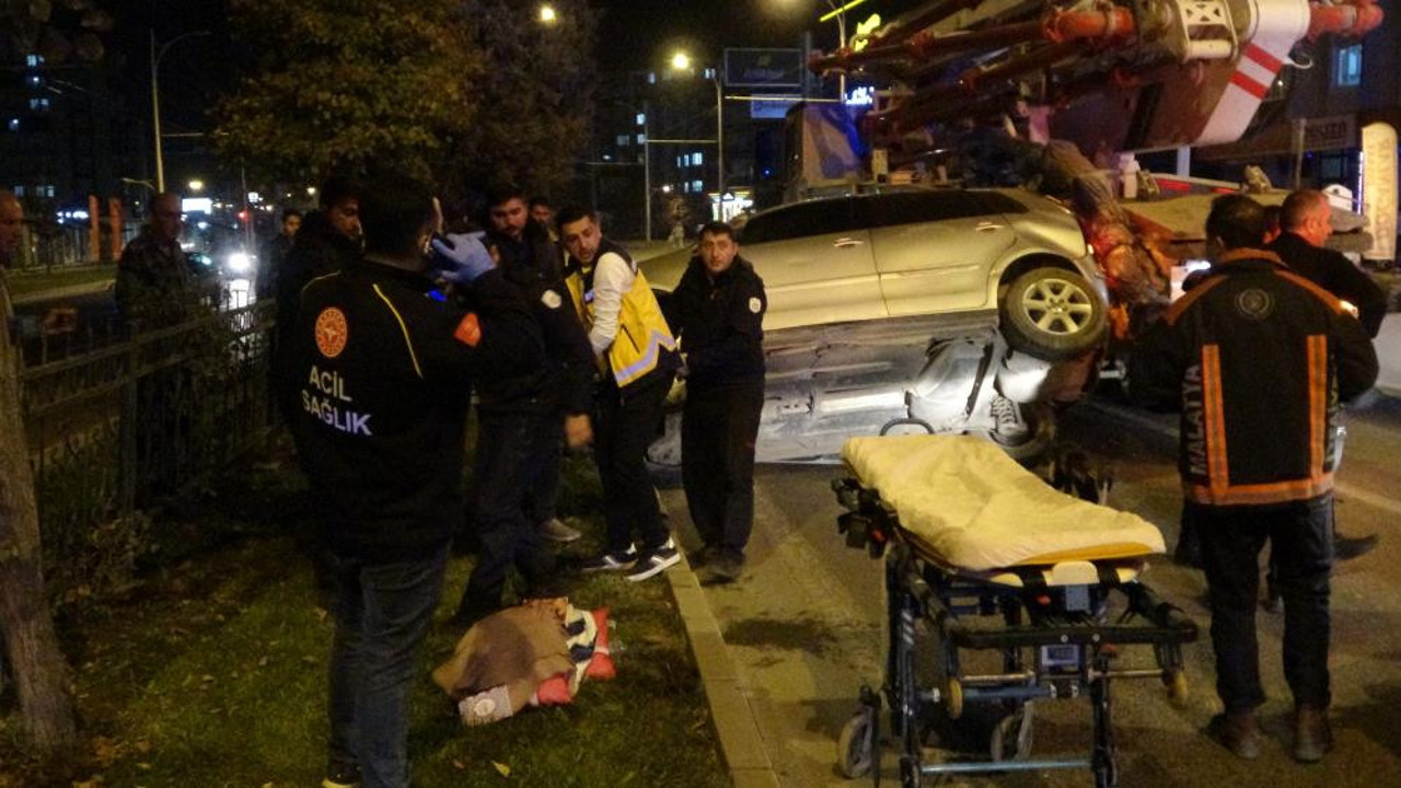 Otomobil beton pompa aracı ile refüj arasına sıkıştı