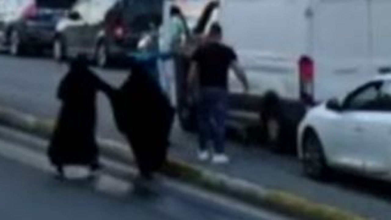 Caddede sopalı kavga