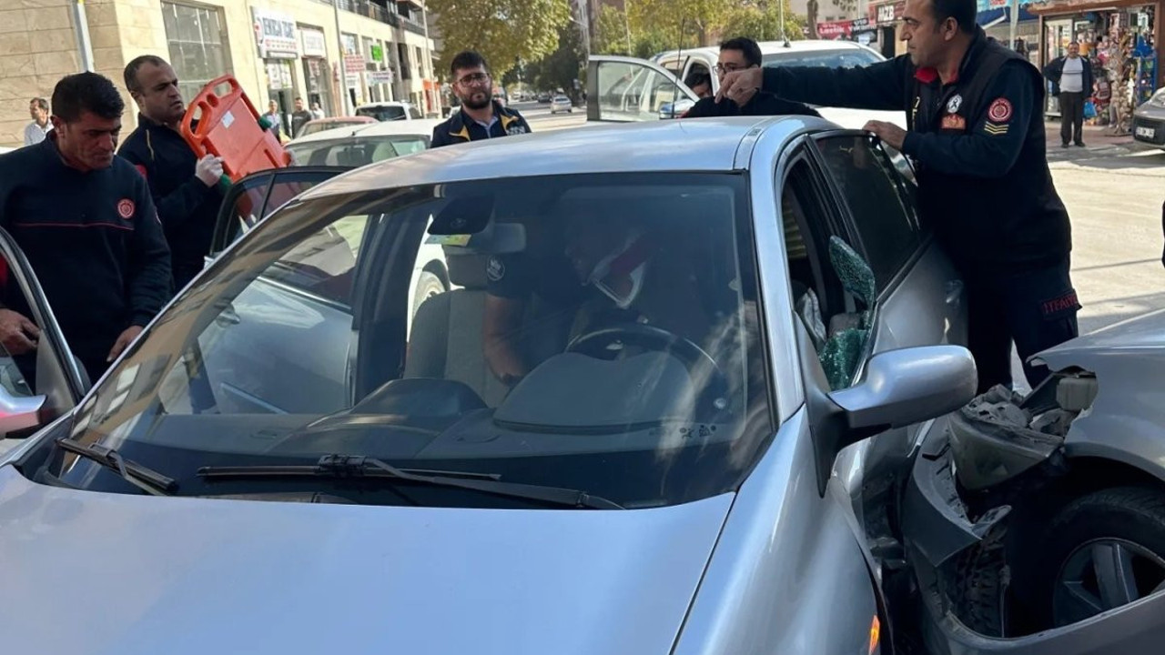 Elazığ’da trafik kazası: 2 yaralı (07 Kasım 2023)