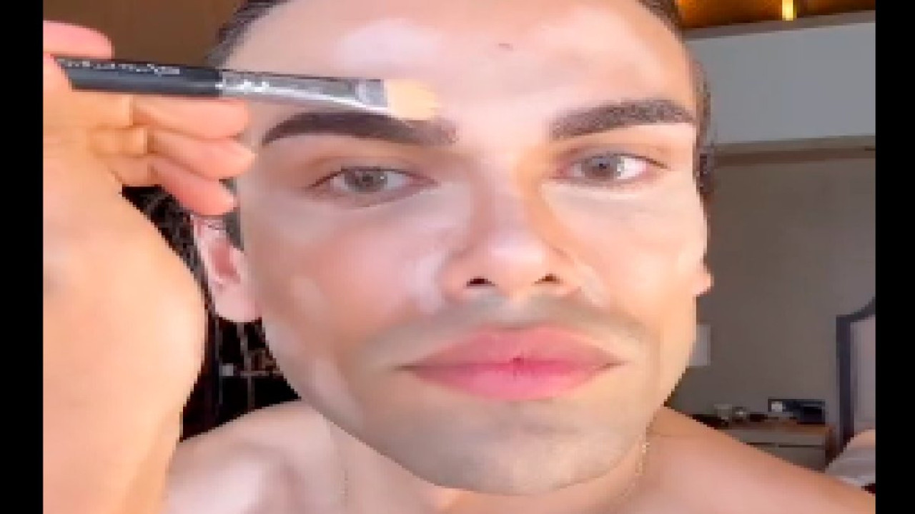 Makyaj yapmak isteyen erkeklere tüyolar verdi...