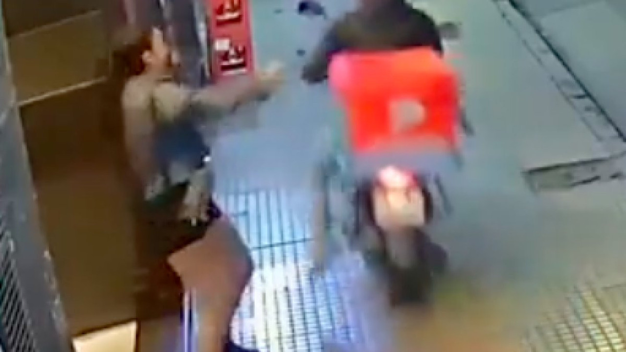 Genç kadının elinden telefonunu çaldı