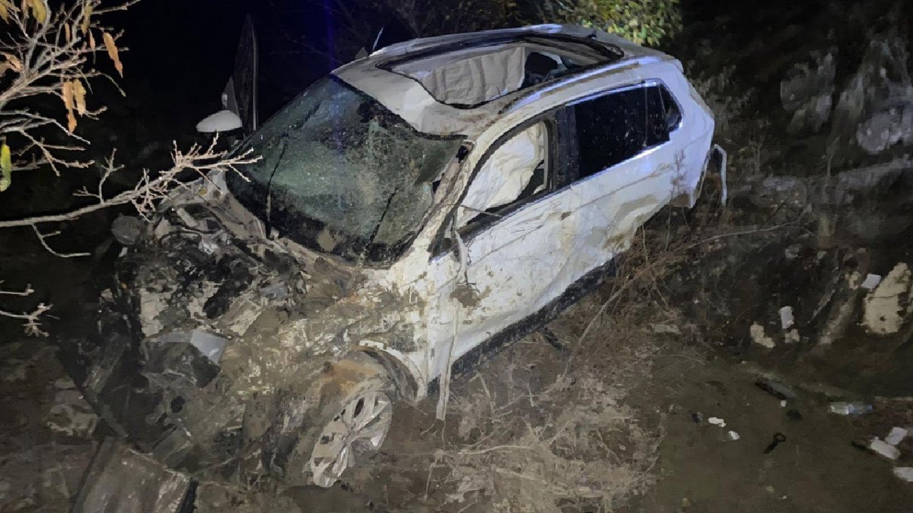 80 metrelik uçuruma düşen otomobilden sağ kurtuldular