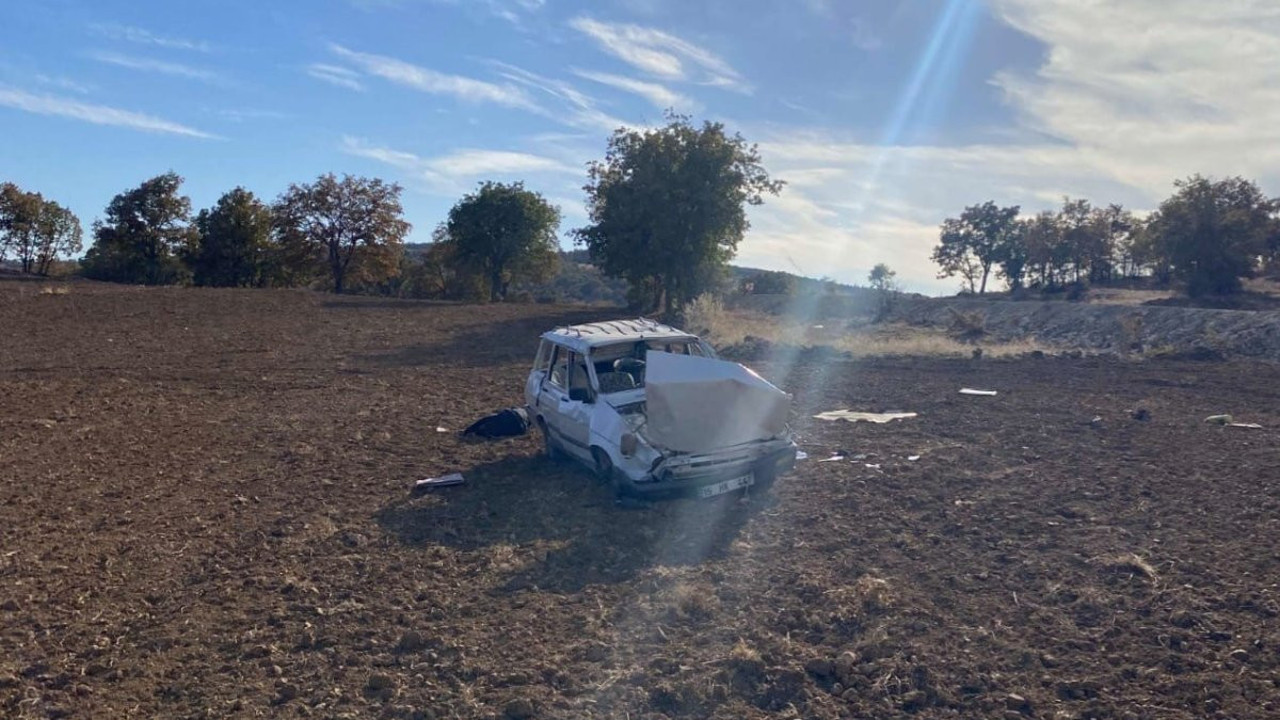 Afyonkarahisar'da otomobil tarlaya devrildi: 1 ölü, 2 yaralı