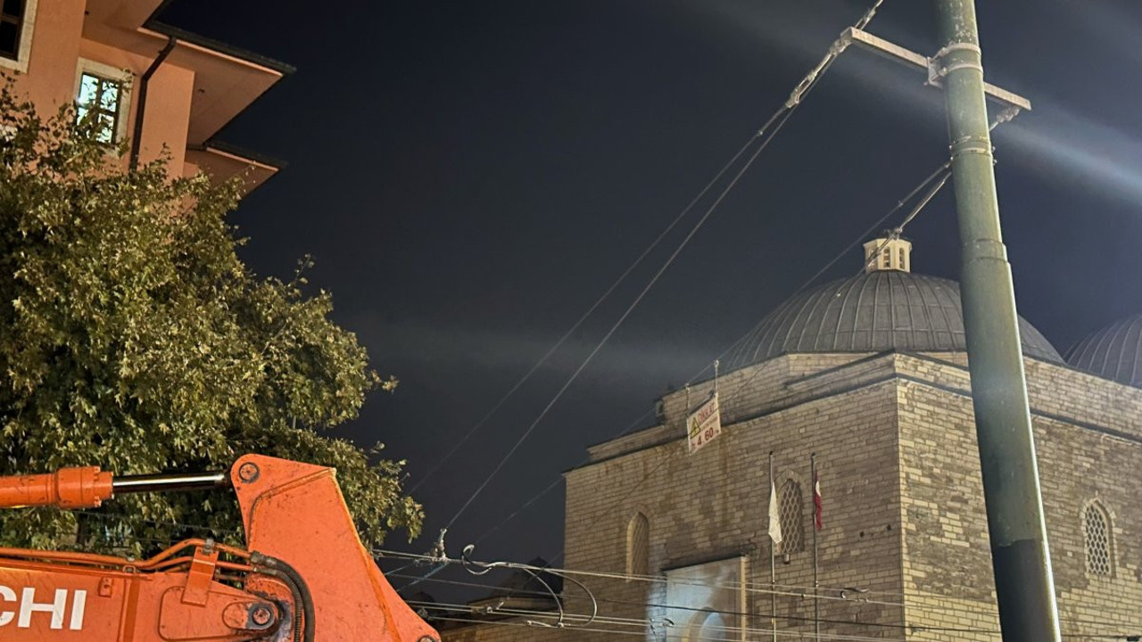 Fatih'te iş makinesi tramvay hattının tellerini kopardı