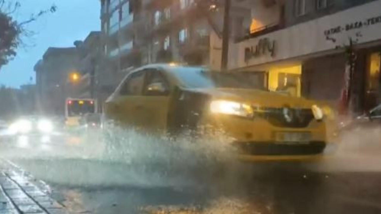 Yüzlerce şimşek çaktı yollar göle döndü