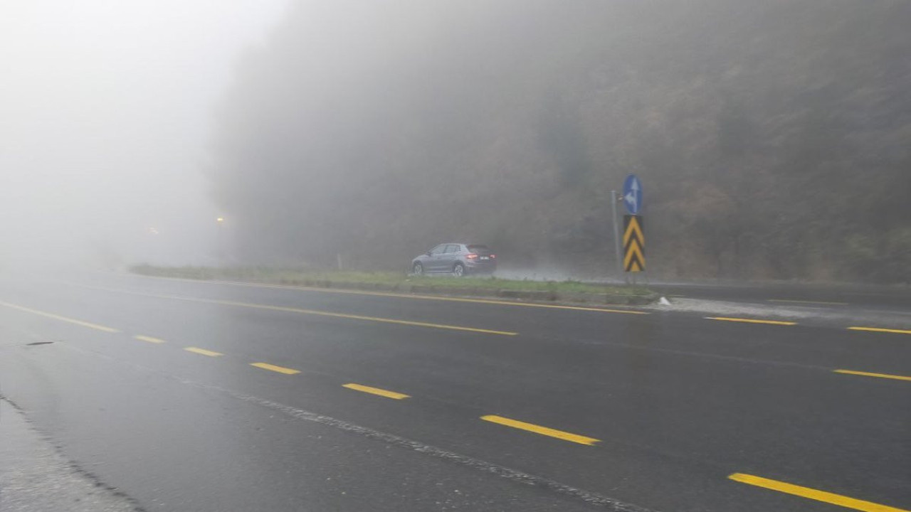 Sürücüler dikkat! Bolu Dağı'nda sis nedeniyle göz gözü görmüyor