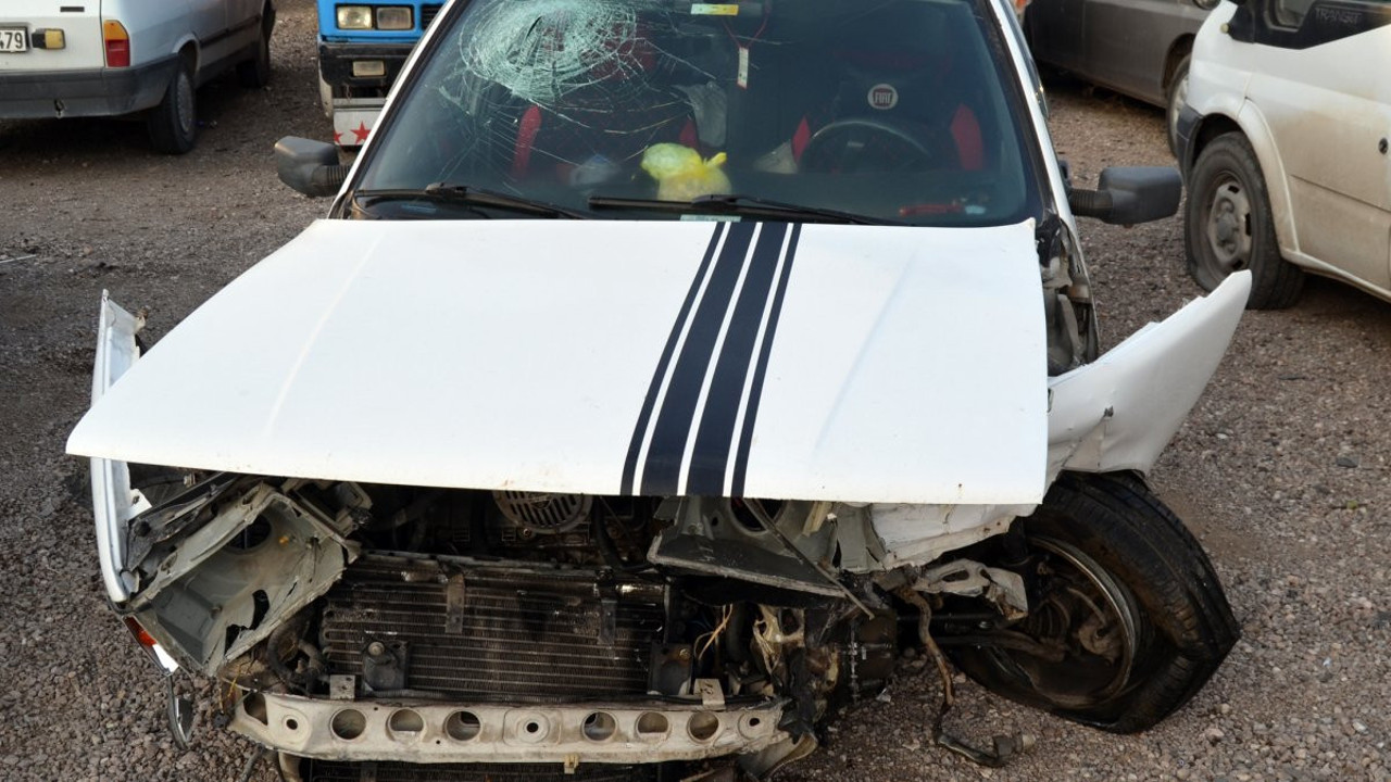 Lastiği patlayan otomobil bariyerlere çarptı: Aynı aileden 6 yaralı