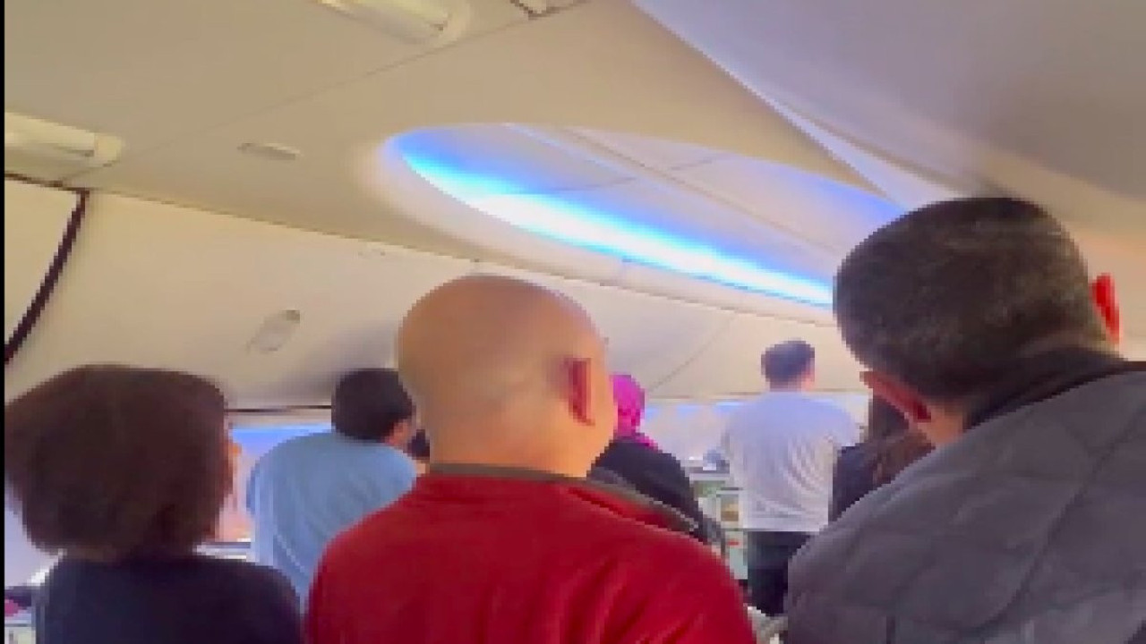 Havada, karada... Türkiye'de her yerde 09:05'te hayat durdu