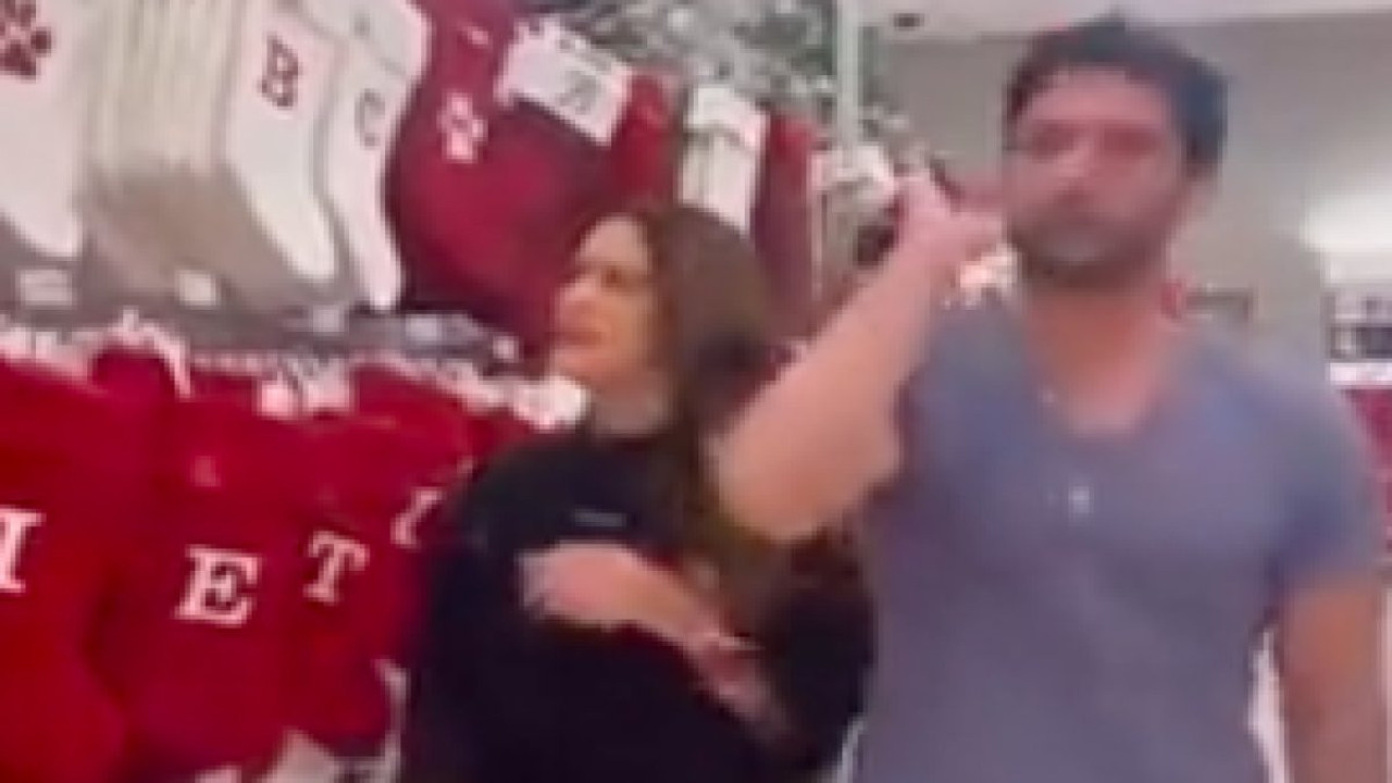 Eşi çok alışveriş yaptığı için eşine tasma takarak gezen adam tepki topladı