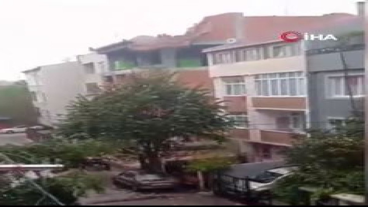 Küçükçekmece’de fırtınadan dolayı duvar çöktü