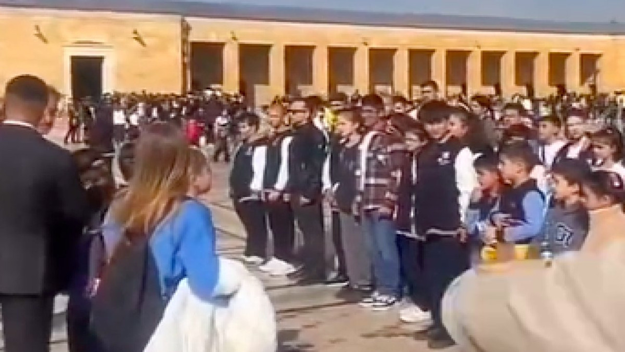 Anıtkabir'de Andımız'ı okuyan çocukların müdahale ettiler