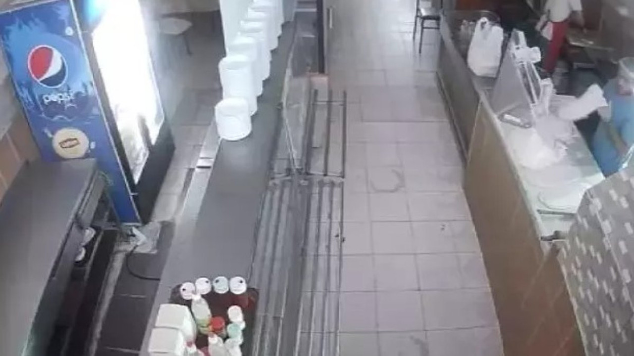 Lokantanın içine yıldırım düştü. Ustalar ise hiçbir şey olmamış gibi işine devam etti