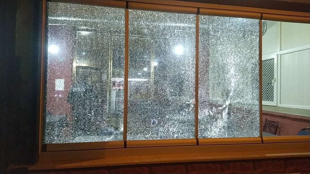 Motosikletle iş yerini kurşun yağmuruna tutup kaçtılar