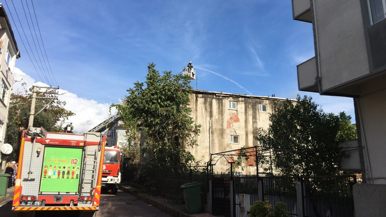 Kocaeli'de 3 katlı binada çıkan yangın paniği