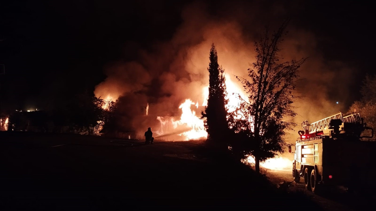 Plastik fabrikası alev alev yandı