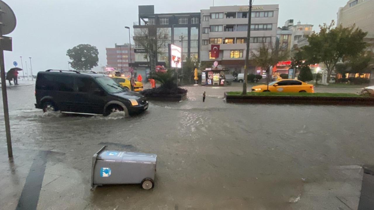 Çanakkale Venedik'e döndü. Çay taştı tekneler battı