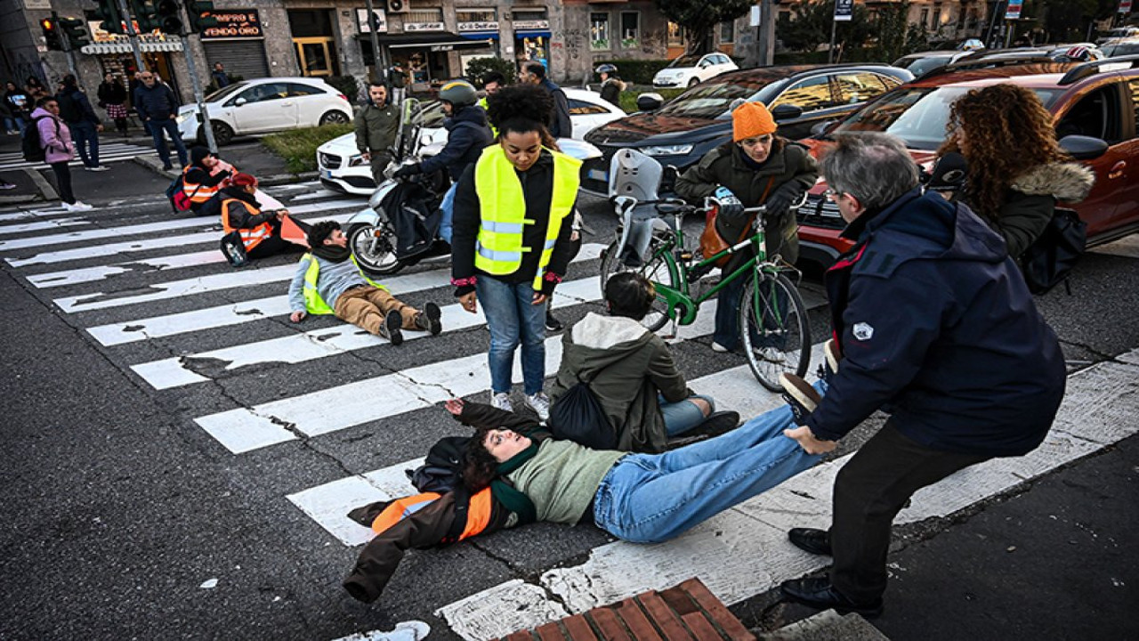 İtalya'da iklim aktivistleri yol kapatma eylemleri yaptı