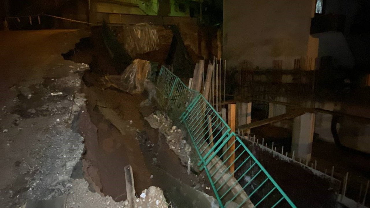 Aynı mahallede ikinci kez istinat duvarı ve yol çöktü