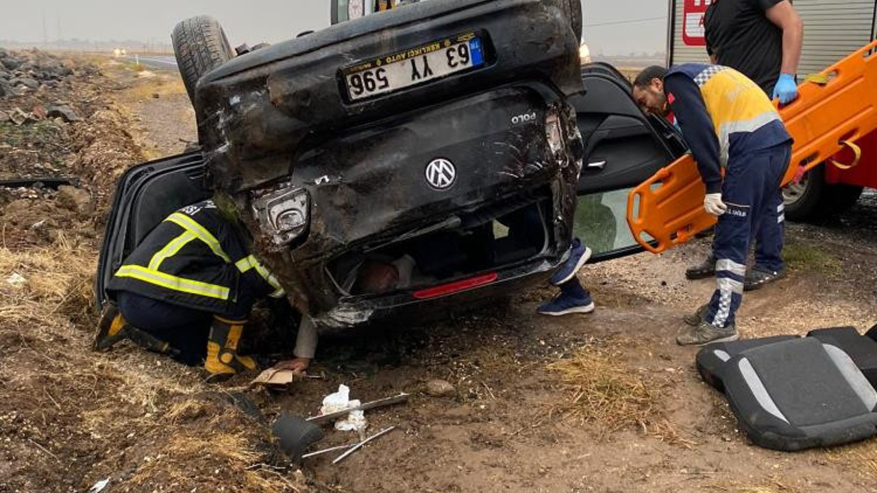 Havada taklalar atan otomobilden yaralı kurtuldular