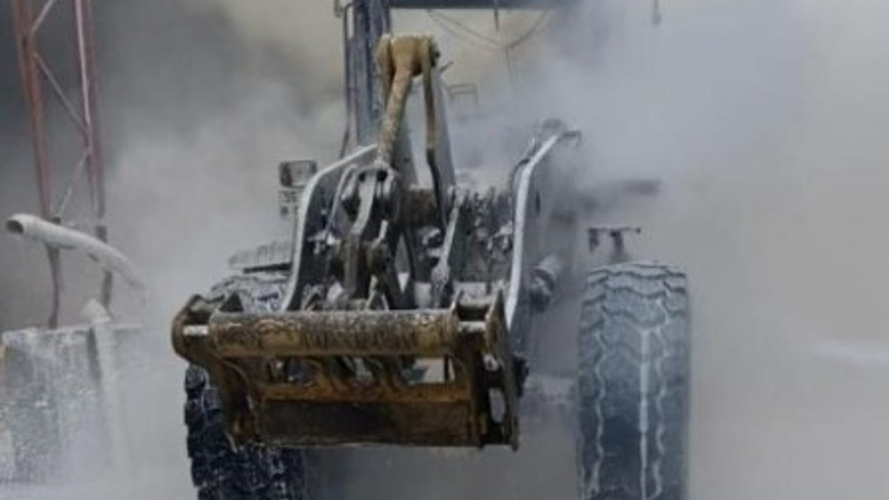 Hatay’da bir fabrikada iş makinesi alev aldı