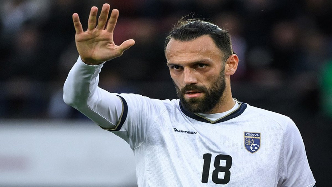 İsrail polisleri deplasmana geldikleri Kosova’da Kosovalı futbolcuları aradı. Vedat Muriqi ateş püskürdü