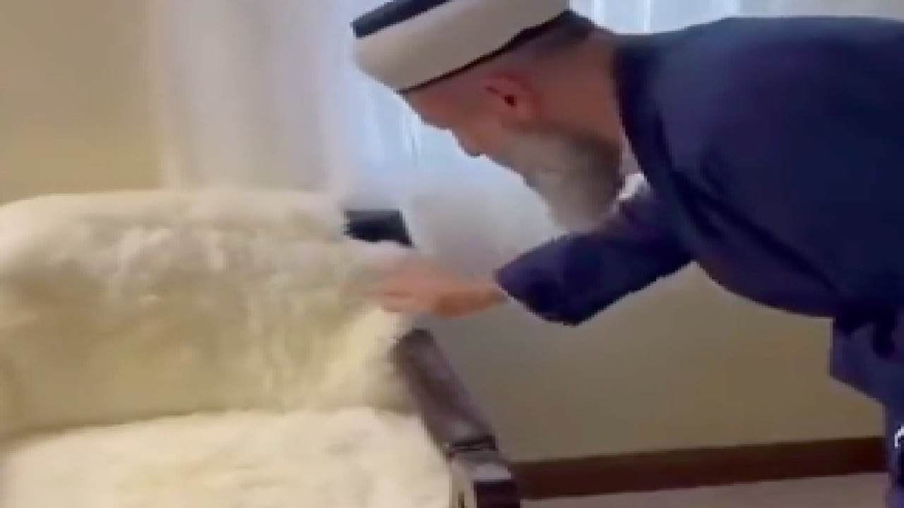 Hüseyin Çevik, mübarek dediği boş sandalyeye dokundu sonra elini öptü