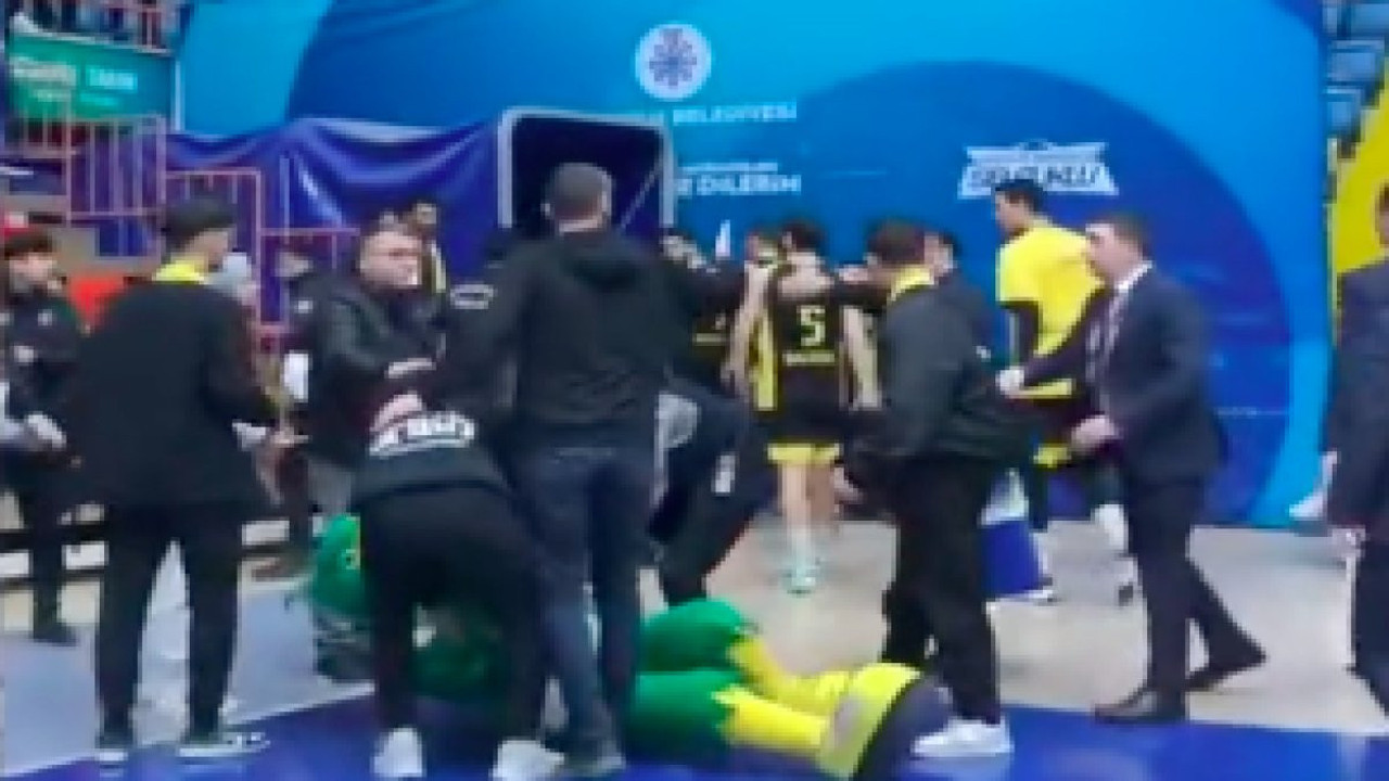 Maçta kavga çıkınca birden Kurtlar Vadisi müziği çalmaya başladı