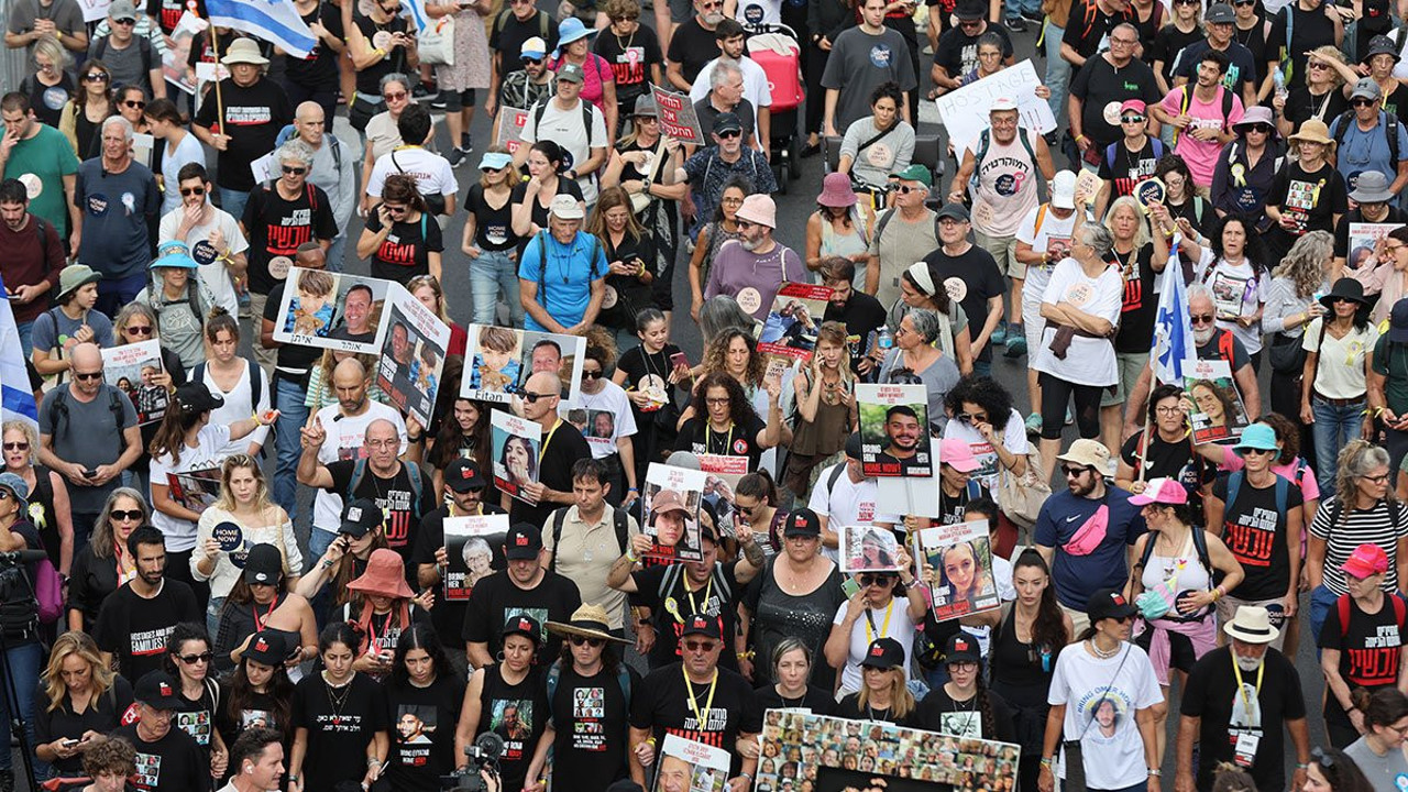 İsrailli esirlerin aileleri Tel Aviv’den Kudüs’e 5 günlük yürüyüş başlattı (15 Kasım 2023)