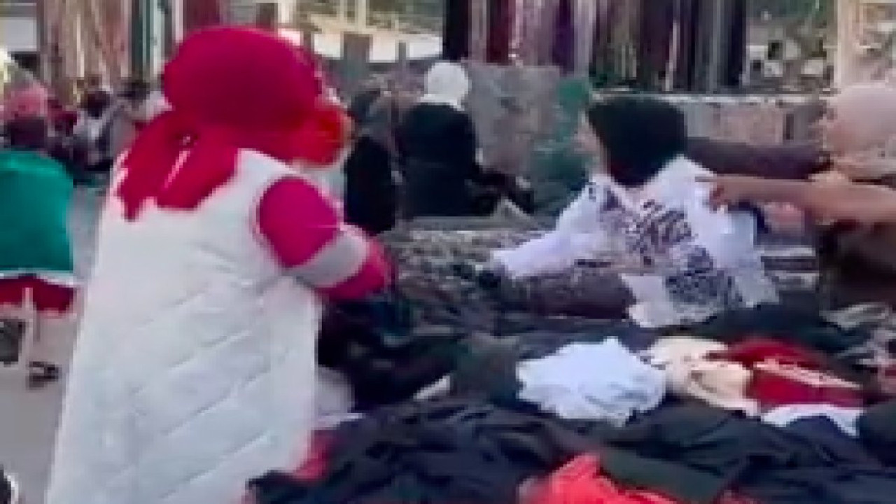 Pazarcının kendisi için söylediği şarkıya dalınca çantasını çaldırdı